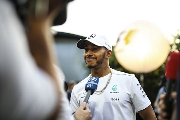 Hamilton dal Vettelovi půl sekundy Hamilton dal Vettelovi půl sekundy