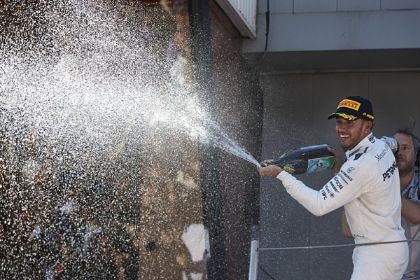 Hamilton stíhá legendárního M. Schumachera Hamilton stíhá legendárního M. Schumachera