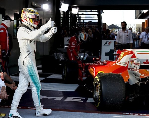 Hamilton raději poráží Ferrari než Rosberga