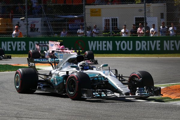 Hamilton do čela průběžného pořadí mistrovství světa