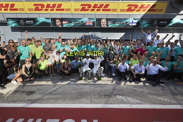 Hamilton a Mercedes vyhráli i DHL Awards