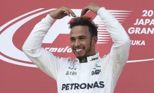 Hamilton: Maxovo auto mělo v zrcátkách strašidelnou velikost