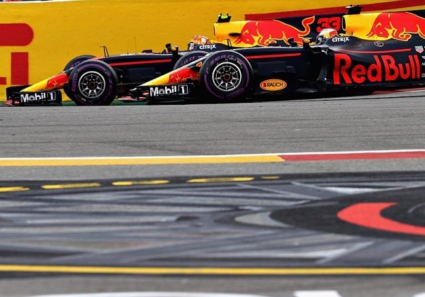 Verstappen s Alonsem závodí v odstupování ze závodů