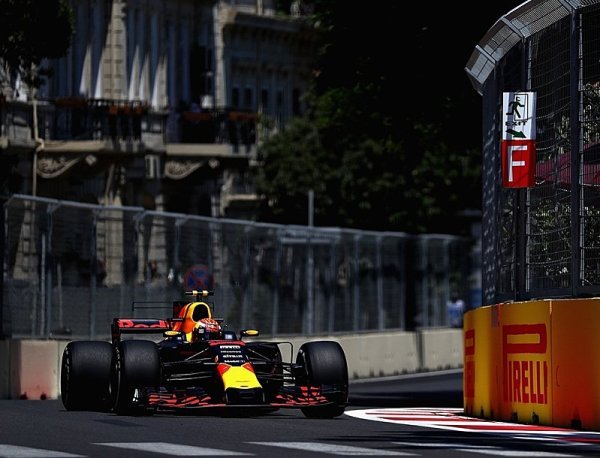 Verstappenův skvělý pátek s jednou podivnou havárií