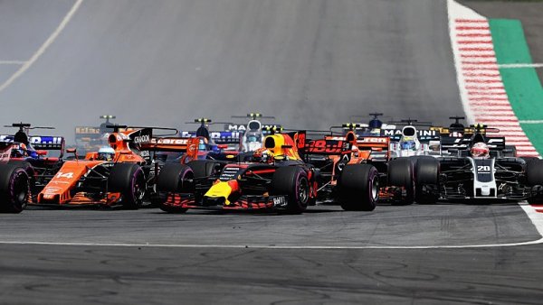 Alonso: Vítězství Red Bullu dostane McLaren pod tlak