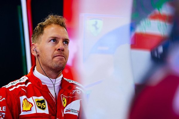 Hamilton si stěžoval na Vettelovu jízdu mimo trať