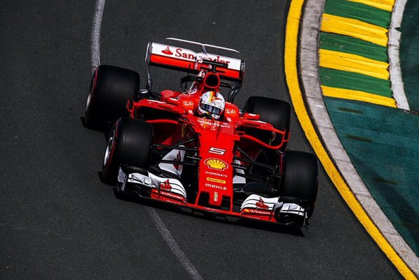 Jezdci Ferrari věří v noční zlepšení