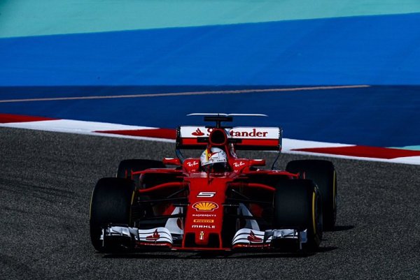 Vzrušující pouštní bitvu vyhrál Vettel!