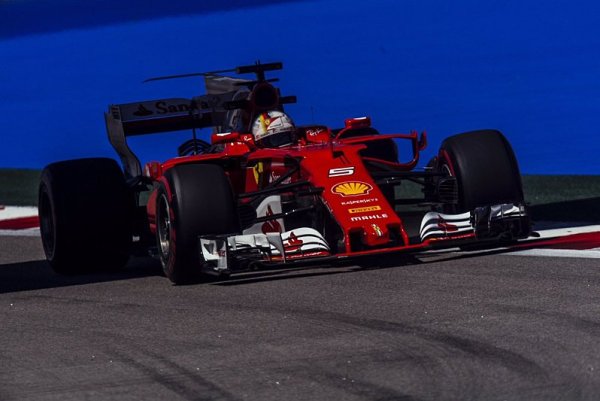 Vettel: Mercedes si hraje
