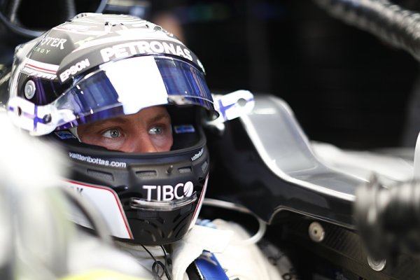 Bottas vyhrál, Hamilton v úvodu boural