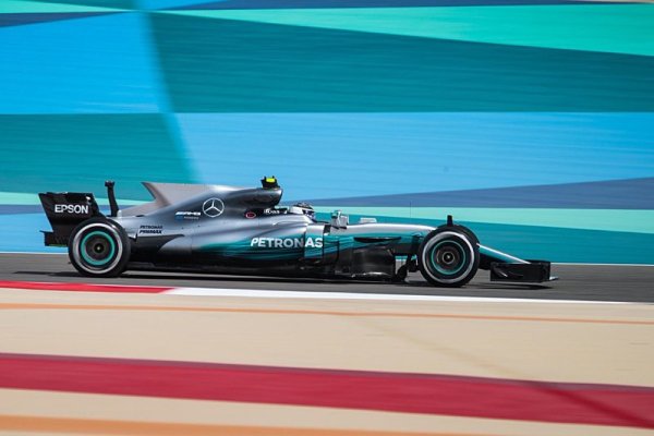 Pole position má Mercedes, ale ne Hamilton!