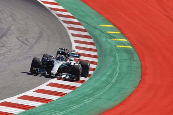 Bottas proměnil pole position ve vítězství!