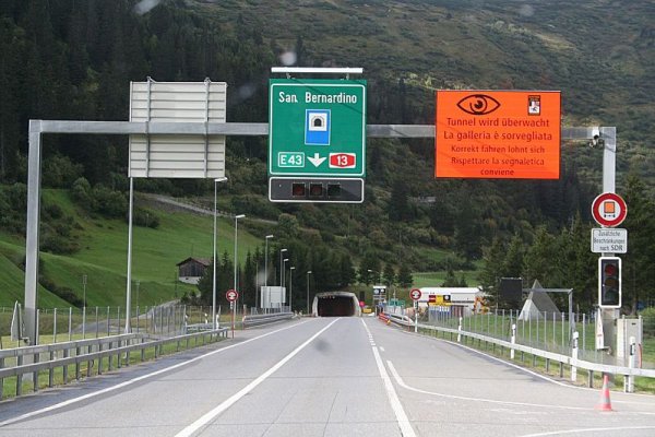 Požár ve švýcarském tunelu