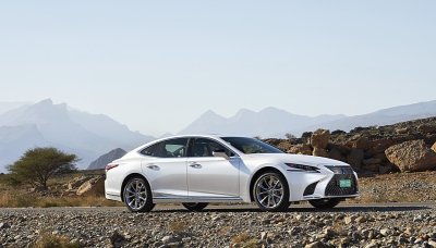 Lexus uvažuje o elektřině i vodíku