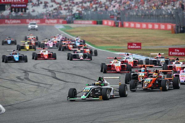 Před očima bossů F1 vyhráli Vesti a Zandeli Před očima bossů F1 vyhráli Vesti a Zandeli