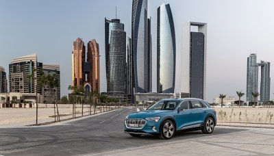 Jak se vám líbí Audi e-tron mezi arabskými mrakodrapy?