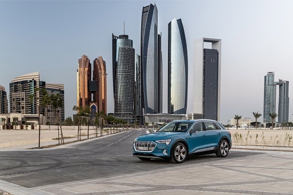 Jak se vám líbí Audi e-tron mezi arabskými mrakodrapy?