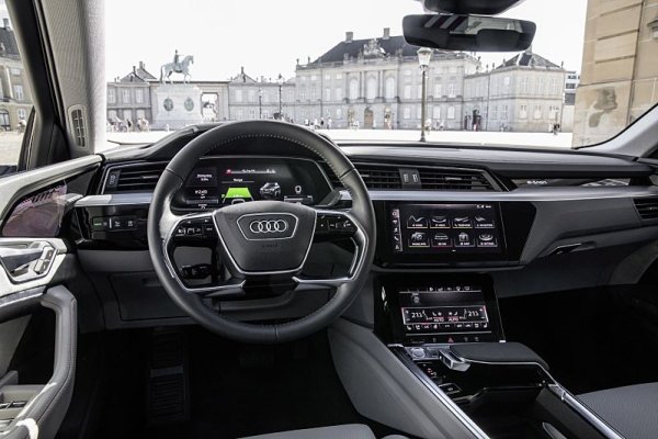 Audi e-tron ukázalo svůj interiér