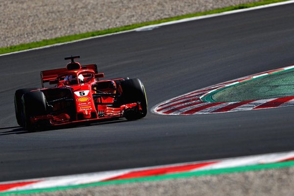 Vettel pokořil duo Mercedesu