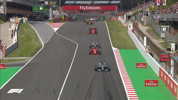 Hamilton poztrácel soupeře daleko za zádí mercedesu