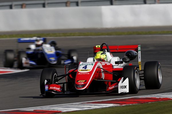 Schumacher je už v šampionátu druhý Schumacher je už v šampionátu druhý