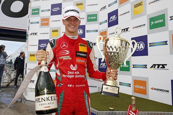 Schumacher pokračuje ve vítězném tažení Schumacher pokračuje ve vítězném tažení