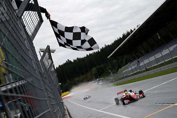 Neporazitelný Schumacher už vede šampionát Neporazitelný Schumacher už vede šampionát