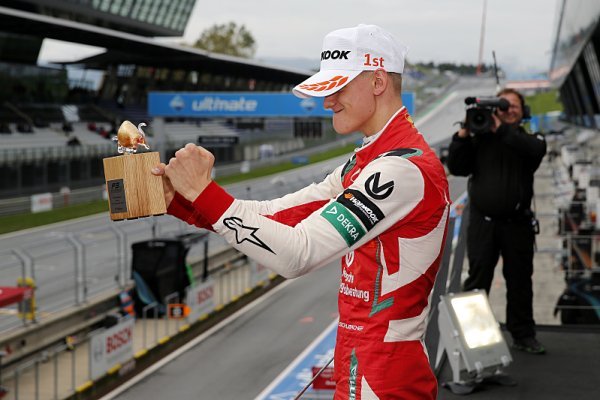 Schumacher do pětice všeho dobrého Schumacher do pětice všeho dobrého