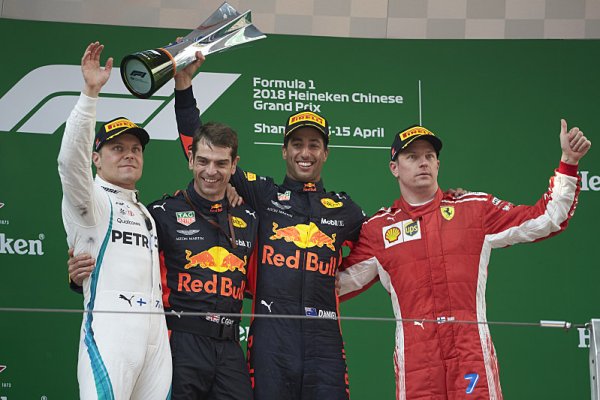 Ricciardo využil k vítězství chytrý tah Red Bullu
