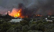 Rozsáhlé požáry zachvátily Řecko a Švédsko