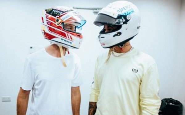 Vettel a Hamilton si vyměnili přilby