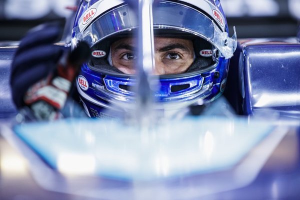 Latifi se stal rezervním pilotem Williamsu