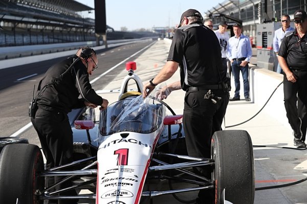 Newgarden testoval v Indianapolisu čelní sklo 