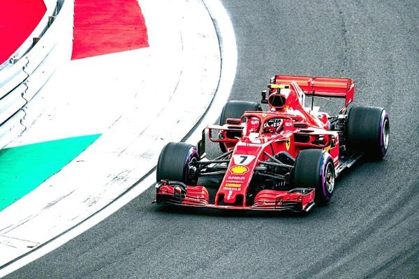 Vettel s Mercedesem v zádech
