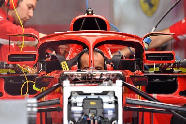 Whiting se přišel podívat na zpětná zrcátka Ferrari