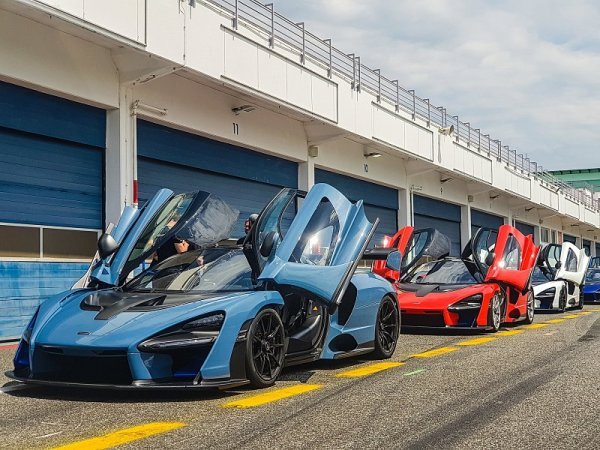 McLaren se ocitl v červených číslech