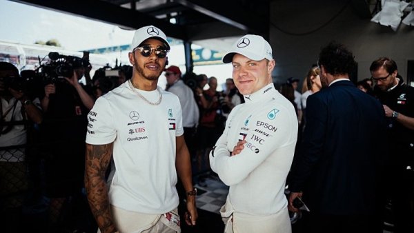 Bottas se dohodl s Mercedesem na roční smlouvě Bottas se dohodl s Mercedesem na roční smlouvě