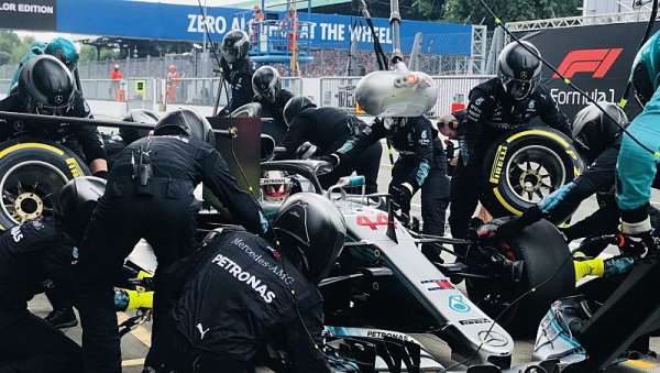 Mercedesu fingovaná zastávka v Monze u FIA prošla