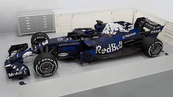 Red Bull se odhalil jen částečně Red Bull se odhalil jen částečně