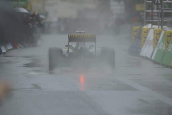 Renault jezdil po Anglické promenádě