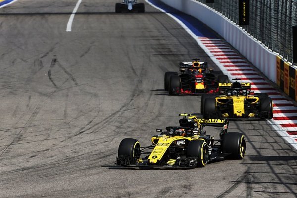 Sainz se pral více s vozem než se soupeři