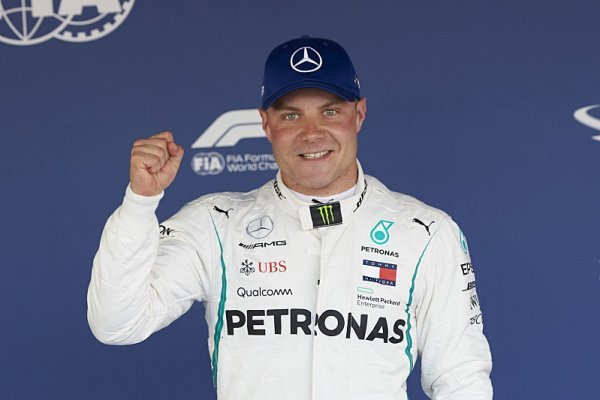 Bottas ví, že rovinka do druhé zatáčky je dlouhá