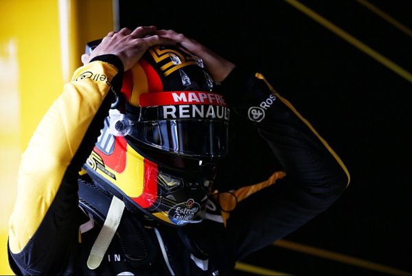 Mercedes a Ferrari jsou úžasně rychlé, míní Sainz Mercedes a Ferrari jsou úžasně rychlé, míní Sainz