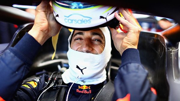 Ricciardo o vlásek před Hamiltonem