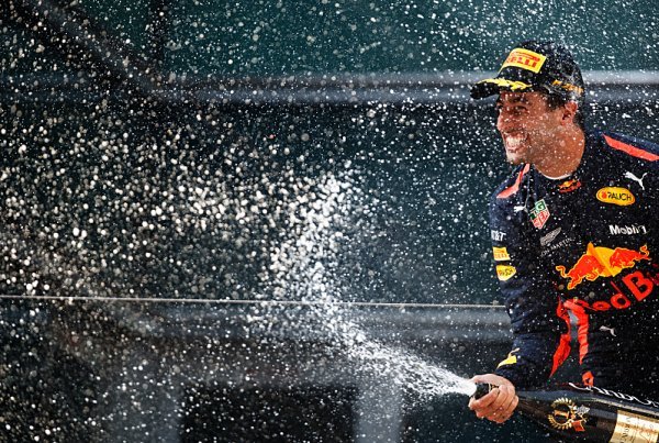 Fotogalerie: Jak Ricciardo slavil triumf ve velké ceně