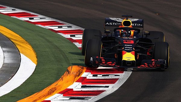 Nejrychlejší Ricciardo, Mercedes zatím vyčkává 