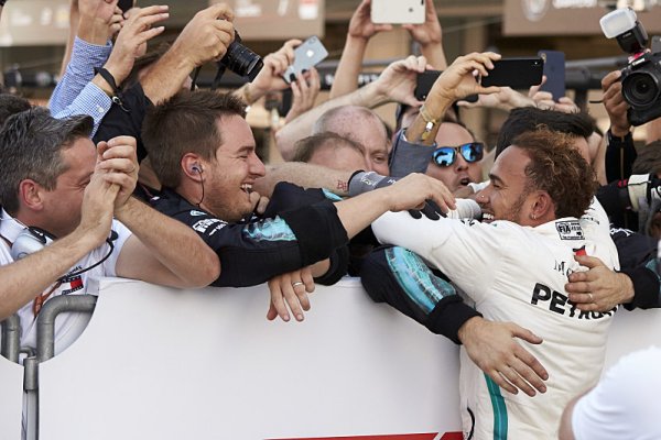 Hamiltonovo padesáté vítězství u Mercedesu!