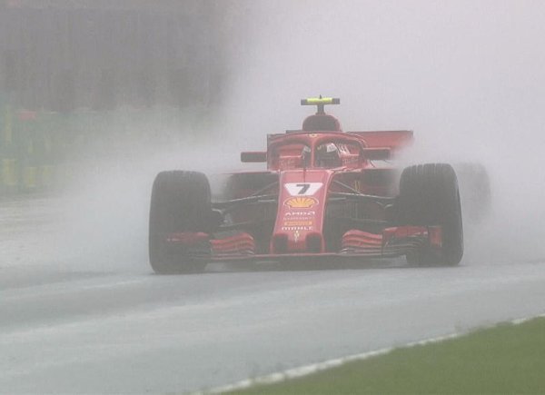 Räikkönena zbrzdily pneumatiky a haas