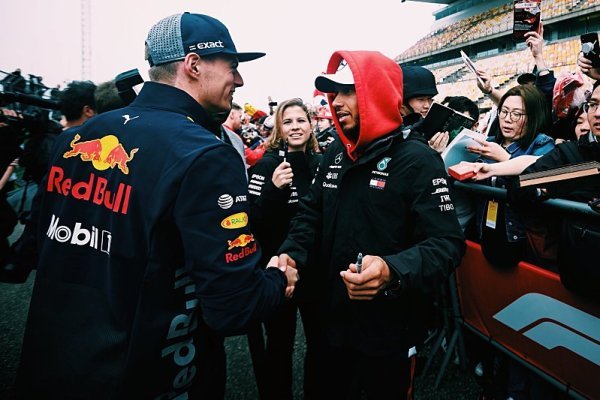 Hamilton se omluvil Verstappenovi Hamilton se omluvil Verstappenovi