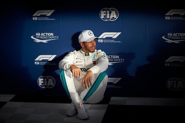 Hamilton obviňuje limitovaný počet motorů